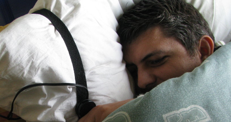 Pulsador de llamada asistencial en almohada
